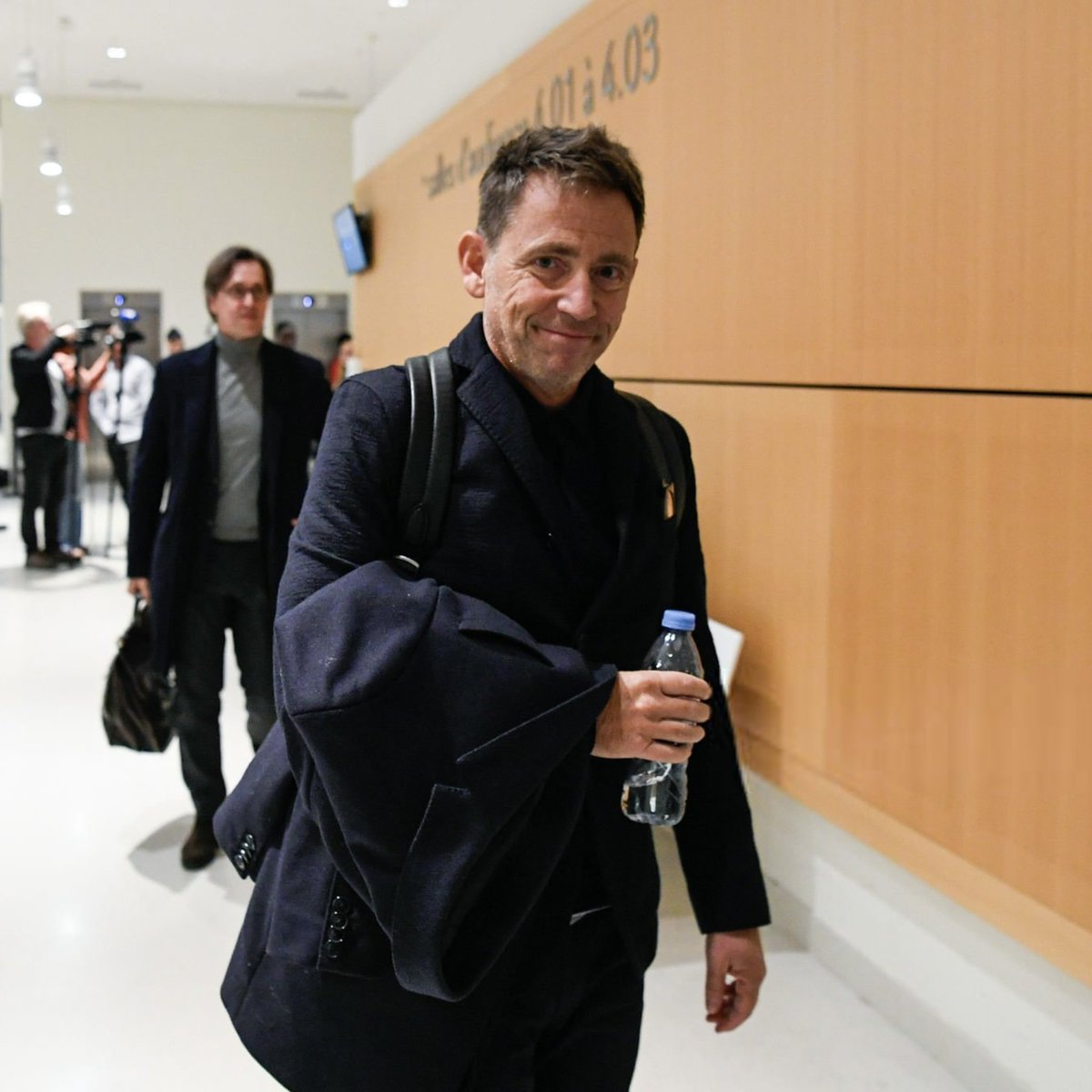 ActuFoot_'s tweet photo. 🚨 Daniel Riolo 🇫🇷 : « C’EST UN VRAI COUP DE FRAÎCHEUR DE VOIR L’ÉQUIPE DE FRANCE JOUER DE CETTE FAÇON APRÈS 12-14 ANNÉES D’ENNUI PROFOND. 😴

Avec Deschamps, c’était de l’ennui profond. 20 minutes de cette équipe de France là valait 3 matchs de celle de Deschamps.

Les audiences se ressentaient. Tout simplement parce que le sport c’est du plaisir.

DESCHAMPS L’A CHERCHÉ TOUTE SA VIE, sans vouloir être moche, c’est dur.

C’est malheureux de voir quelqu’un attirer autant la lumière et Deschamps est un homme de l’ombre. »

🎙️ @EstelleMidi