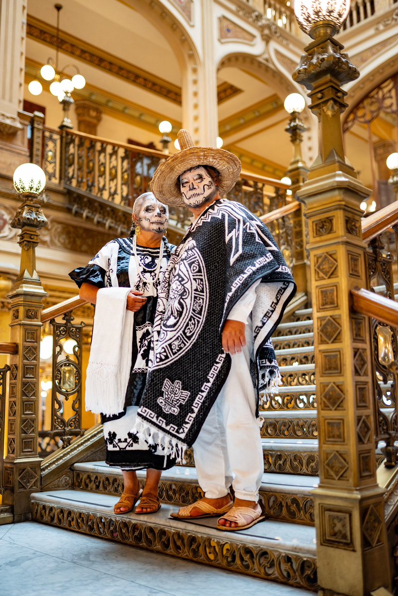 salomonj's tweet photo. Hoy presentamos “Día de Muertos, la fiesta más viva de todas”. 🏵️

Del 26 de octubre al 3 de noviembre, Oaxaca compartirá con México y el mundo una de las tradiciones más profundas de nuestro pueblo: recordar a quienes han partido y celebrar la vida.

Agradezco a la directora general de Correos de México (@CorreosdeMexico), Violeta Abreu González (@violeta_abreu), por recibirnos en el histórico Palacio Postal (@Palacio_Postal), así como a las artesanas, artesanos, cocineras tradicionales, prestadores de servicios y al sector productivo que nos acompañaron.

Oaxaca está listo para recibirles con los brazos abiertos. Vengan a vivir estos días en el Corazón Cultural de México.

¡Que viva Oaxaca! 🏵️