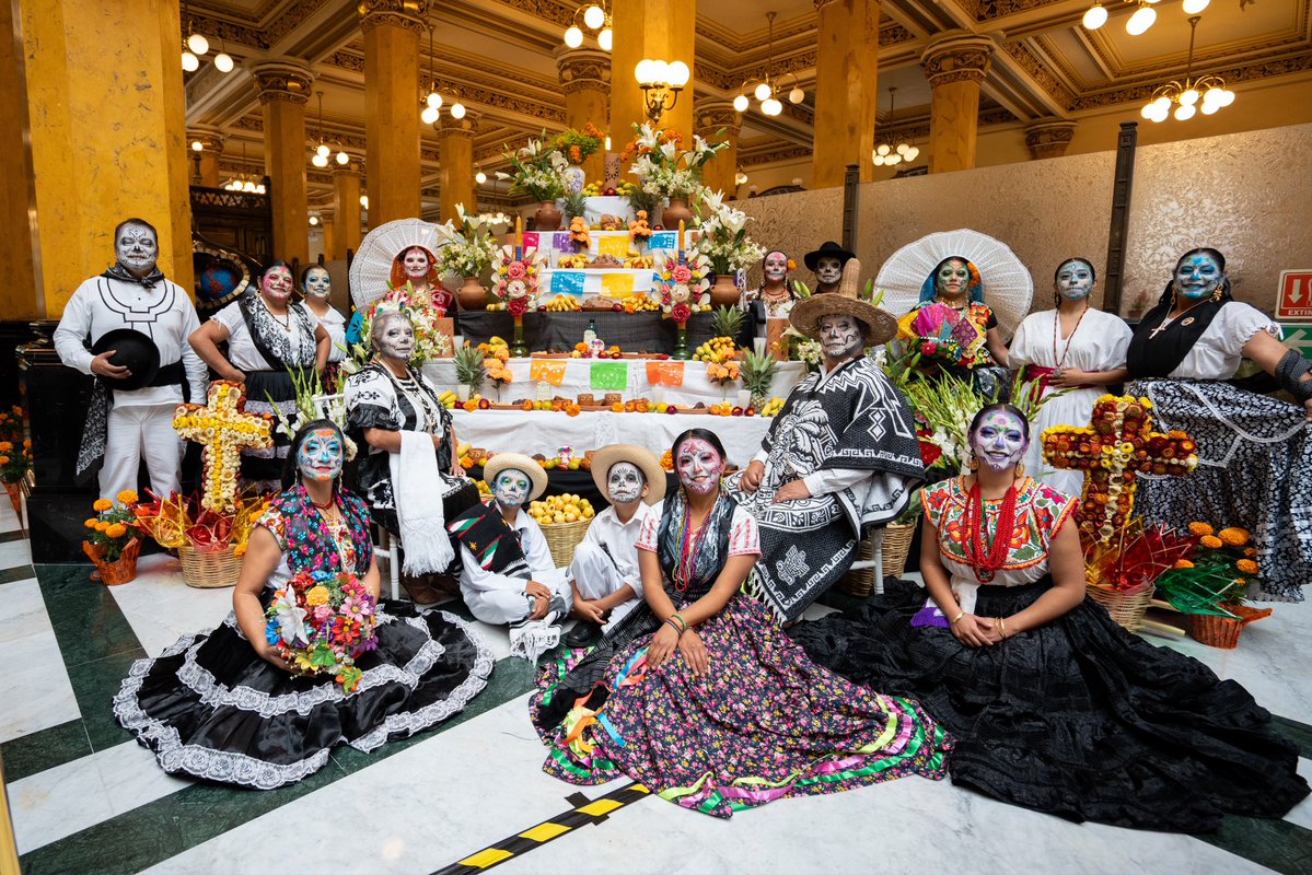 salomonj's tweet photo. Hoy presentamos “Día de Muertos, la fiesta más viva de todas”. 🏵️

Del 26 de octubre al 3 de noviembre, Oaxaca compartirá con México y el mundo una de las tradiciones más profundas de nuestro pueblo: recordar a quienes han partido y celebrar la vida.

Agradezco a la directora general de Correos de México (@CorreosdeMexico), Violeta Abreu González (@violeta_abreu), por recibirnos en el histórico Palacio Postal (@Palacio_Postal), así como a las artesanas, artesanos, cocineras tradicionales, prestadores de servicios y al sector productivo que nos acompañaron.

Oaxaca está listo para recibirles con los brazos abiertos. Vengan a vivir estos días en el Corazón Cultural de México.

¡Que viva Oaxaca! 🏵️