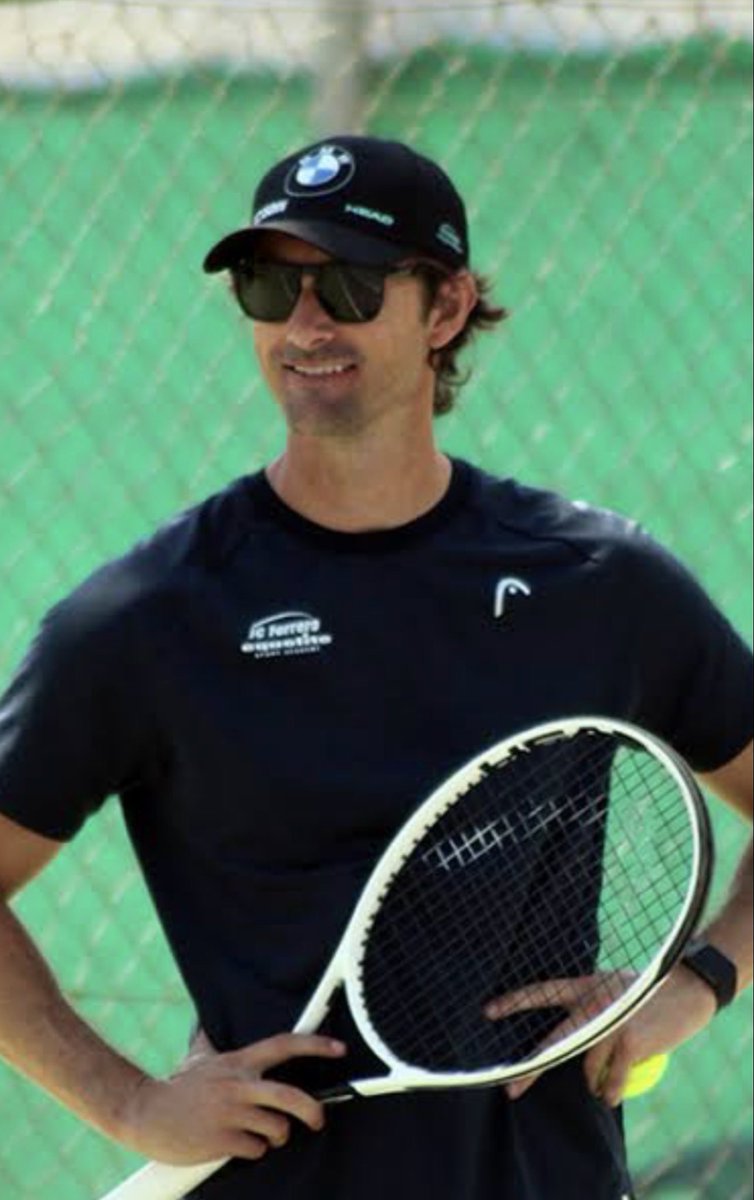 Gagoo__'s tweet photo. FERRERO, QUÉ VERGÜENZA 🤡

Otro año más, la misma historia en la Ferrero Tennis Academy.

Escuchas “Ferrero Tennis Academy” y parece que vas a entrar en Wimbledon.

La realidad: el peor Challenger al que he ido en mi vida.

📍 Perdido en medio de la nada.
🎾 Pistas lamentables.
🚪 Pasillos estrechos.
📱 No te dejan ni sacar el móvil y te miran como si fueras un delincuente.

Y todo este maravilloso menú por:

💰 20€ el primer día.
💰 30€ a partir del segundo.

Cuando aproximadamente el 95% de los Challengers son GRATIS para el público.

Solo puedo llamar a esto una cosa:

ESTAFA.

JC Ferrero, eres un pirata de época.
Un auténtico corsario capaz de vender a su familia por 2€.

Pero es que cada año consiguen superarse.

Este año han decidido poner los peores focos del mercado.

¿Resultado?

20 MINUTOS.

Eso han durado los tenistas antes de plantarse y decir:

BASTA.

JC, de verdad… ya me cuadran muchas cosas de las que han pasado con tu Carlitos Alcaraz.

Qué manera de cargarse un torneo que debería ser una referencia