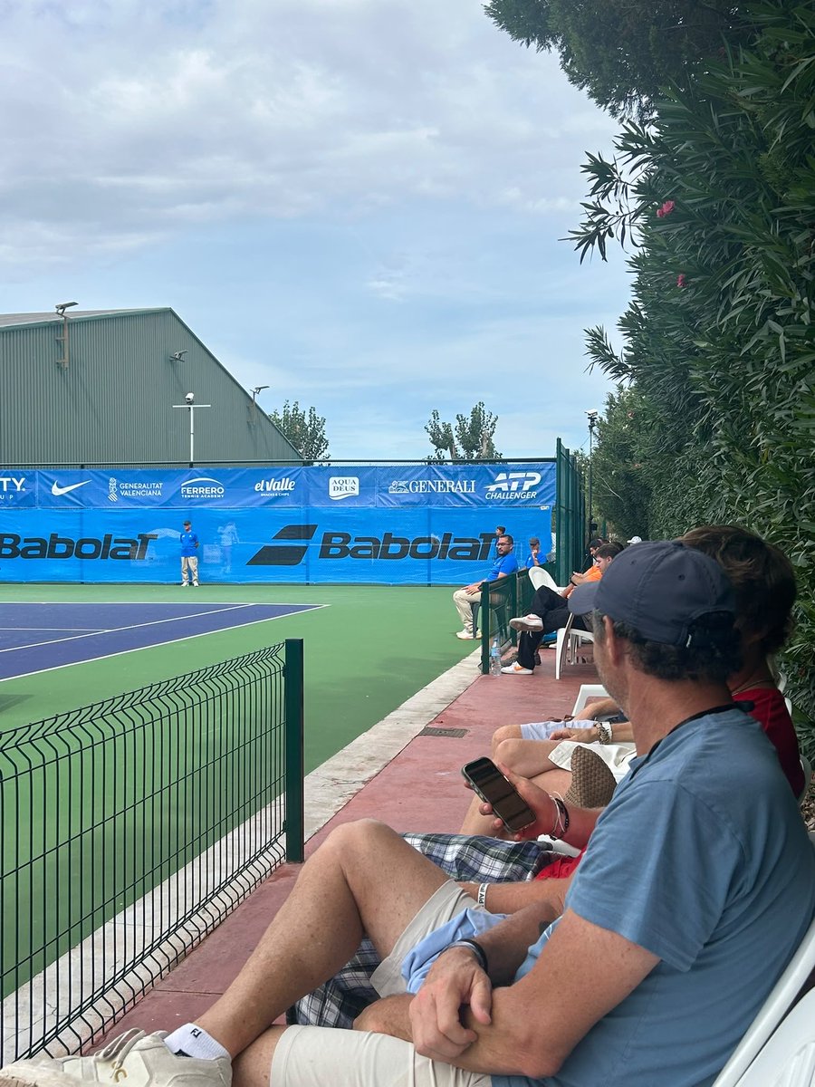 Gagoo__'s tweet photo. FERRERO, QUÉ VERGÜENZA 🤡

Otro año más, la misma historia en la Ferrero Tennis Academy.

Escuchas “Ferrero Tennis Academy” y parece que vas a entrar en Wimbledon.

La realidad: el peor Challenger al que he ido en mi vida.

📍 Perdido en medio de la nada.
🎾 Pistas lamentables.
🚪 Pasillos estrechos.
📱 No te dejan ni sacar el móvil y te miran como si fueras un delincuente.

Y todo este maravilloso menú por:

💰 20€ el primer día.
💰 30€ a partir del segundo.

Cuando aproximadamente el 95% de los Challengers son GRATIS para el público.

Solo puedo llamar a esto una cosa:

ESTAFA.

JC Ferrero, eres un pirata de época.
Un auténtico corsario capaz de vender a su familia por 2€.

Pero es que cada año consiguen superarse.

Este año han decidido poner los peores focos del mercado.

¿Resultado?

20 MINUTOS.

Eso han durado los tenistas antes de plantarse y decir:

BASTA.

JC, de verdad… ya me cuadran muchas cosas de las que han pasado con tu Carlitos Alcaraz.

Qué manera de cargarse un torneo que debería ser una referencia