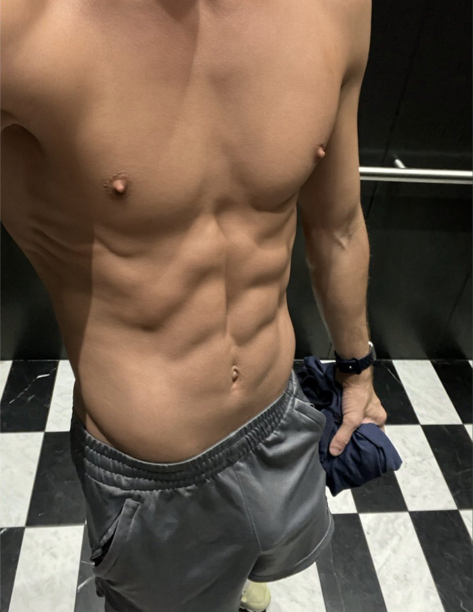 GuyHunterXXX's tweet photo. Post workout. Shirt didn’t survive the elevator. https://t.co/KatHbRTy5Y