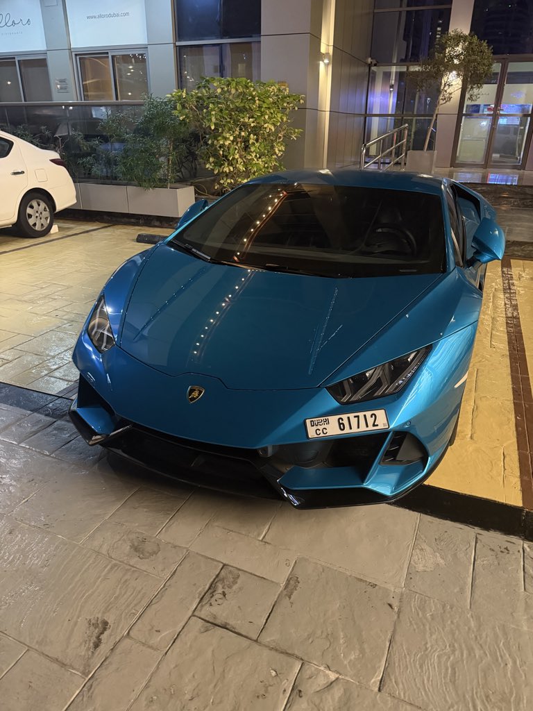 Mattertrades's tweet photo. Mysterious income. 
Expensive dinners.
Screaming v10s, v12s.
200 million.
Private jets. 
Bouncing maybachs. https://t.co/N7qcws6ooa