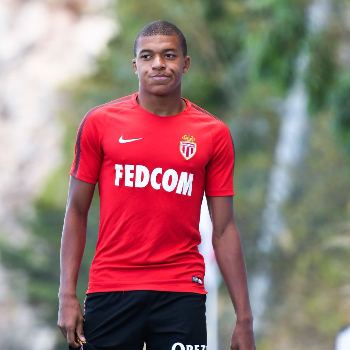 TouchlineX's tweet photo. 🚨 𝗗𝗜𝗗 𝗬𝗢𝗨 𝗞𝗡𝗢𝗪: In August 2017, Kylian Mbappé was involved in a HEATED training-ground incident at AS Monaco.

After an argument with teammate Andrea Raggi involving insults and pushing, manager Leonardo Jardim ordered Kylian Mbappé to LEAVE the training pitch with immediate effect.

Kylian Mbappé REFUSED, forcing the manager to move the entire squad and coaching staff to ANOTHER pitch so they could continue training without him.

Kylian Mbappé was later LEFT OUT of Monaco’s squad to face Metz.
