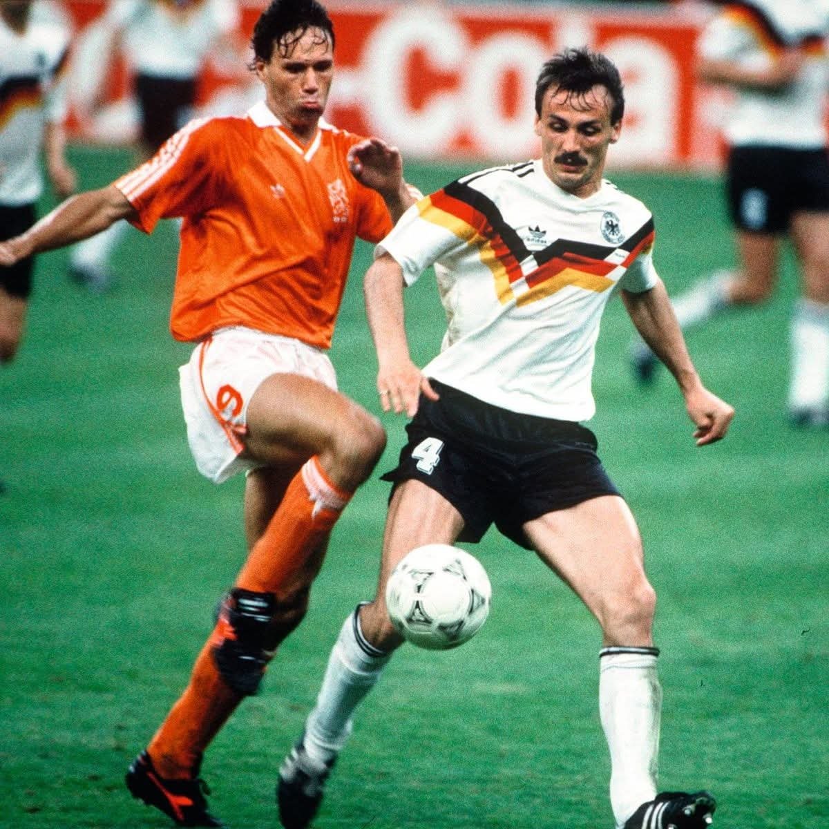 KarlM78414's tweet photo. Marco van Basten y Jürgen Kohler https://t.co/Q9N4v3XqCw