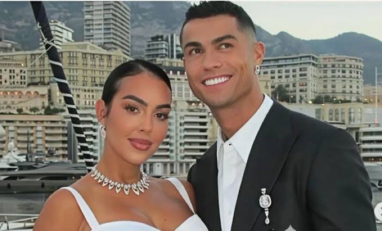 gusholderhaber's tweet photo. Cristiano Ronaldo:

 “Georgina Rodríguez’yı ilk gördüğümde Madrid’de lüks bir mağazada çalışıyordu.”

🔺 “Mağazaya her şeye sahip bir adam olarak girdim; Altın Toplarım vardı, milyonlarım vardı, istediğim her şey vardı.”

🔺 “Ama o başını bile kaldırmadı, bana sadece sıradan bir müşteri gibi davrandı.”

🔺 “Sıramı beklememi istediği an, içimde bir şey değişti.”

🔺 “İnsanlar finalde gol atmanın en büyük adrenalin olduğunu sanır.”

🔺 “Hayır… Seni umursamayan bir kadını etkilemeye çalışmak çok daha zor.”

🔺 “O an binayı bile satın alabilecek gücüm olduğunu fark ettim.”

🔺 “Ama onun dikkatini satın alamıyordum.”

🔺 “İlk kez paramın, şöhretimin ve kupalarımın hiçbir anlamı olmadığını hissettim.”

🔺 “O anda anladım; en büyük kupam vitrinde duranlar değilmiş.”

🔺 “Asıl zafer, satılık olmayan bir gururu kazanabilmekmiş.”
