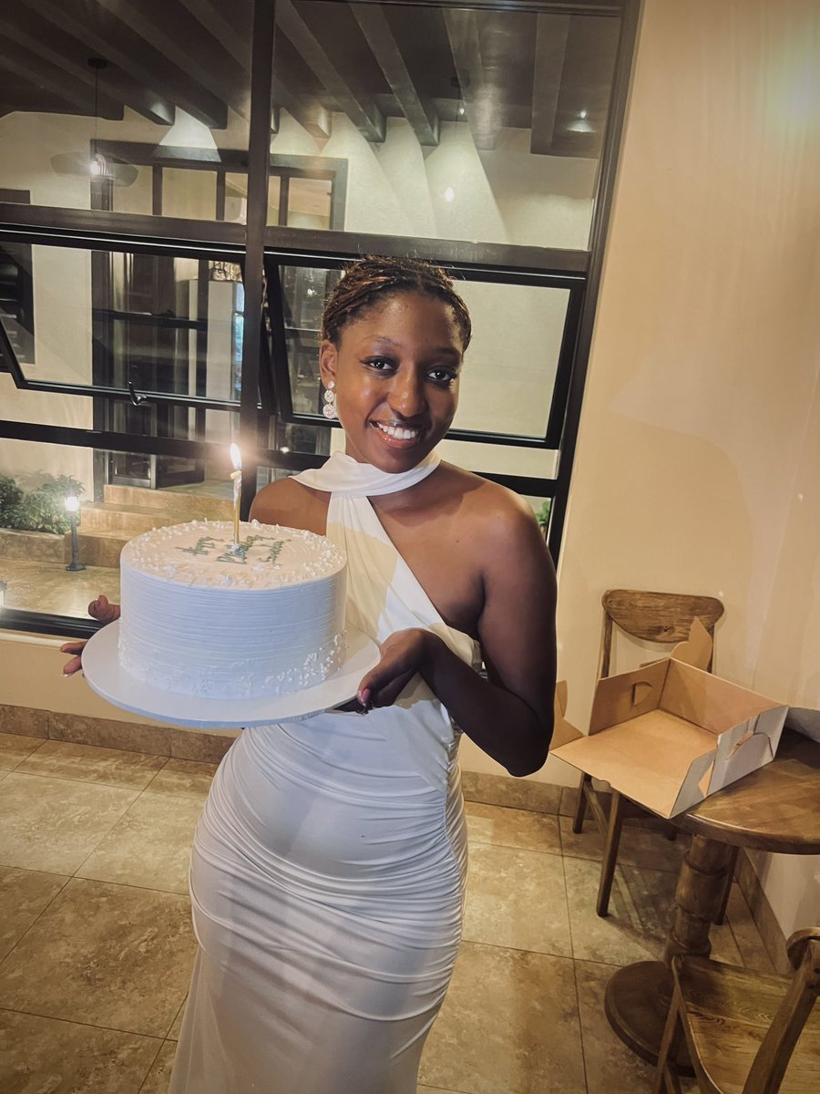 SandraL04e's tweet photo. A whole new level of blessings. 🥰🤍✨ Thank You God for another year of life. I celebrate ME! 🎂👑 https://t.co/hWITiFwEpR