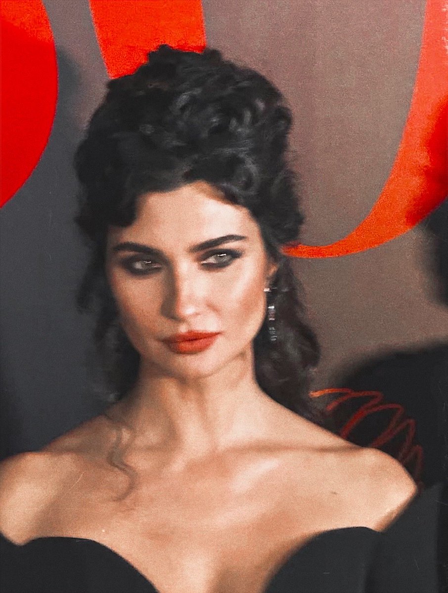 arab2turk's tweet photo. #TubaBüyüküstün 
توبا بويوكستون من حفل انطلاق عرض فيلم SOY 🥵🖤 https://t.co/YXdwXnb2TK