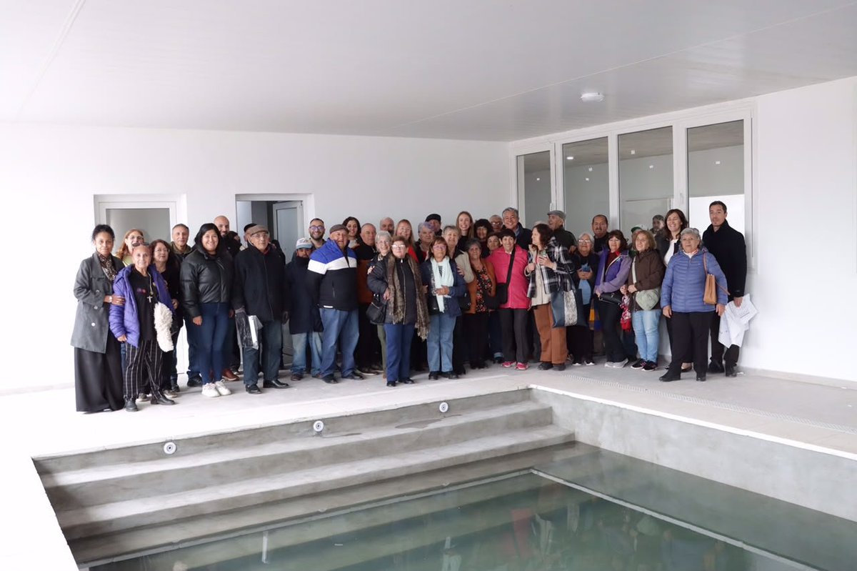 Rolo_Figueroa's tweet photo. ESTAMOS HACIENDO 10 COMPLEJOS PARA ADULTOS MAYORES EN TODA LA PROVINCIA

Hoy abrimos los sobres de la obra que vamos a realizar en Plottier, por eso recorrimos junto a adultos mayores de esa localidad el complejo que estamos construyendo en el barrio La Sirena de Neuquén capital, que ya tiene cerca del 90% de avance y será inaugurado antes de fin de año. 

Son 10 proyectos que estamos construyendo: uno por región y tres en la Confluencia. Este complejo tendrá 32 unidades habitacionales, centro de día, pileta climatizada, comedor, gimnasio y espacios de rehabilitación, huerta y parrilla. Una política pública que revaloriza a nuestros adultos mayores y genera un espacio de encuentro para la comunidad.

1000 DÍAS, 1000 RAZONES, 1000 OBRAS.