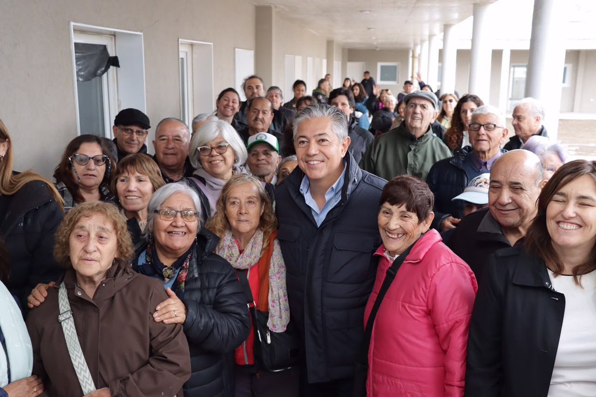 Rolo_Figueroa's tweet photo. ESTAMOS HACIENDO 10 COMPLEJOS PARA ADULTOS MAYORES EN TODA LA PROVINCIA

Hoy abrimos los sobres de la obra que vamos a realizar en Plottier, por eso recorrimos junto a adultos mayores de esa localidad el complejo que estamos construyendo en el barrio La Sirena de Neuquén capital, que ya tiene cerca del 90% de avance y será inaugurado antes de fin de año. 

Son 10 proyectos que estamos construyendo: uno por región y tres en la Confluencia. Este complejo tendrá 32 unidades habitacionales, centro de día, pileta climatizada, comedor, gimnasio y espacios de rehabilitación, huerta y parrilla. Una política pública que revaloriza a nuestros adultos mayores y genera un espacio de encuentro para la comunidad.

1000 DÍAS, 1000 RAZONES, 1000 OBRAS.