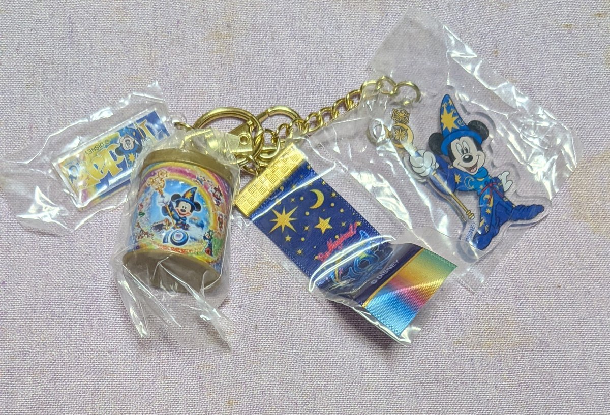 tatiuoengawa's tweet photo. 【譲渡】ディズニーシー　25周年　キーチェーン

譲　10周年
求　500円＋送料

カプセル開封済
プチプチ2重巻き＋水濡れ対策します
カプセルお付け出来ます
ゆうちょ振り込みのみ

身内分、最後まで当方対応致します https://t.co/LmO00UxRwx
