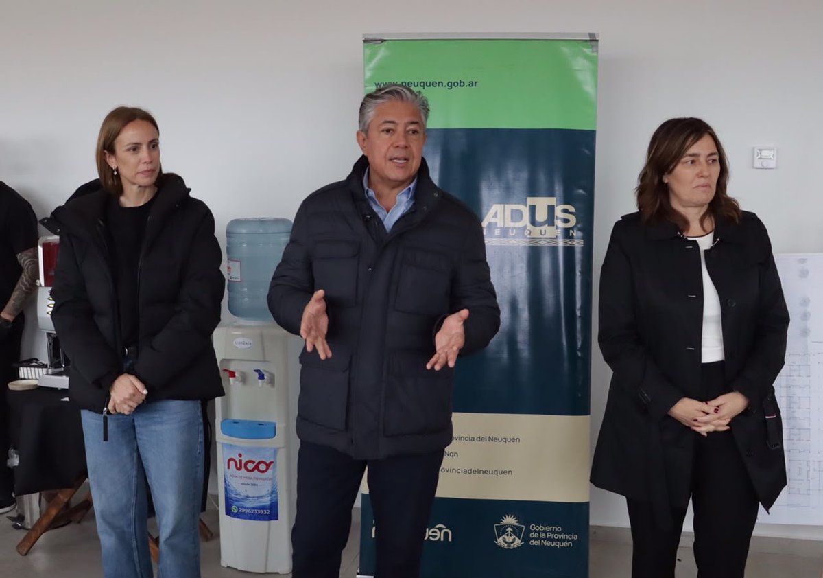 Rolo_Figueroa's tweet photo. ESTAMOS HACIENDO 10 COMPLEJOS PARA ADULTOS MAYORES EN TODA LA PROVINCIA

Hoy abrimos los sobres de la obra que vamos a realizar en Plottier, por eso recorrimos junto a adultos mayores de esa localidad el complejo que estamos construyendo en el barrio La Sirena de Neuquén capital, que ya tiene cerca del 90% de avance y será inaugurado antes de fin de año. 

Son 10 proyectos que estamos construyendo: uno por región y tres en la Confluencia. Este complejo tendrá 32 unidades habitacionales, centro de día, pileta climatizada, comedor, gimnasio y espacios de rehabilitación, huerta y parrilla. Una política pública que revaloriza a nuestros adultos mayores y genera un espacio de encuentro para la comunidad.

1000 DÍAS, 1000 RAZONES, 1000 OBRAS.