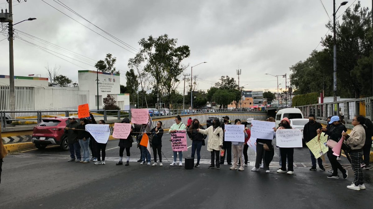 SoyNaucalpan's tweet photo. Esta mañana, padres de familia de la Secundaria Técnica No. 13 "General Lázaro Cárdenas", ubicada junto al CCH #Naucalpan, llevaron a cabo una jornada de protesta pacífica con bloqueo de la vialidad frente al plantel.

La movilización, convocada por ambos turnos, exige la destitución de la dirección del plantel y una auditoría inmediata del SEIEM, ante señalamientos por presuntos cobros no transparentes, falta de docentes, deficiencias sanitarias y omisiones en seguridad escolar.

Se recomienda a vecinos y automovilistas evitar la zona y considerar rutas alternas.