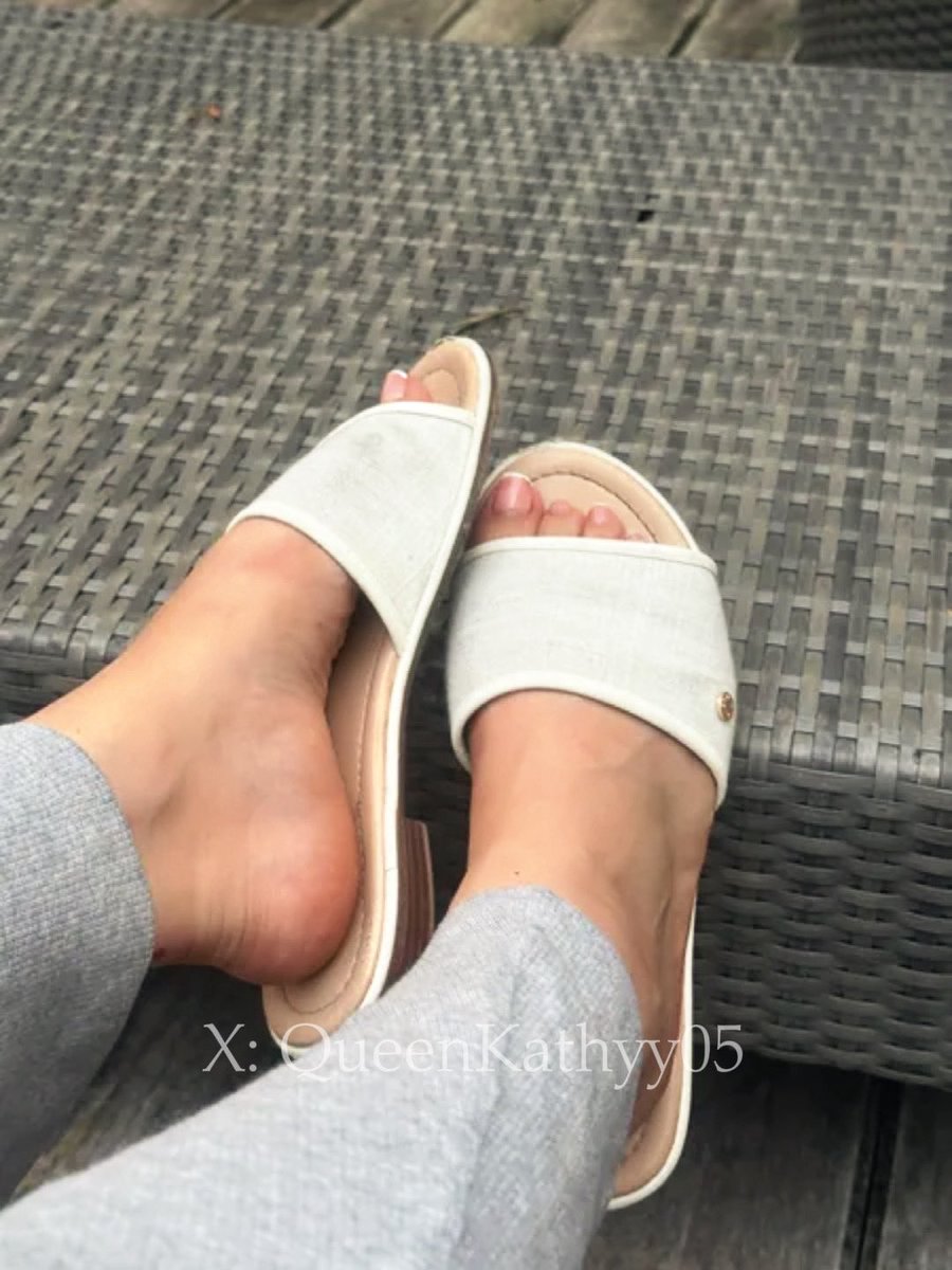 QueenKathyy05's tweet photo. Wer drückt für diesen göttlichen Anblick ab?

#Herrin #Füße #Fußsklave #abdrücken #Sklave #Godess #domina #cashpig #WordhipMe #Findom #GermanFindom #Tribut https://t.co/UcxZAXDzjy