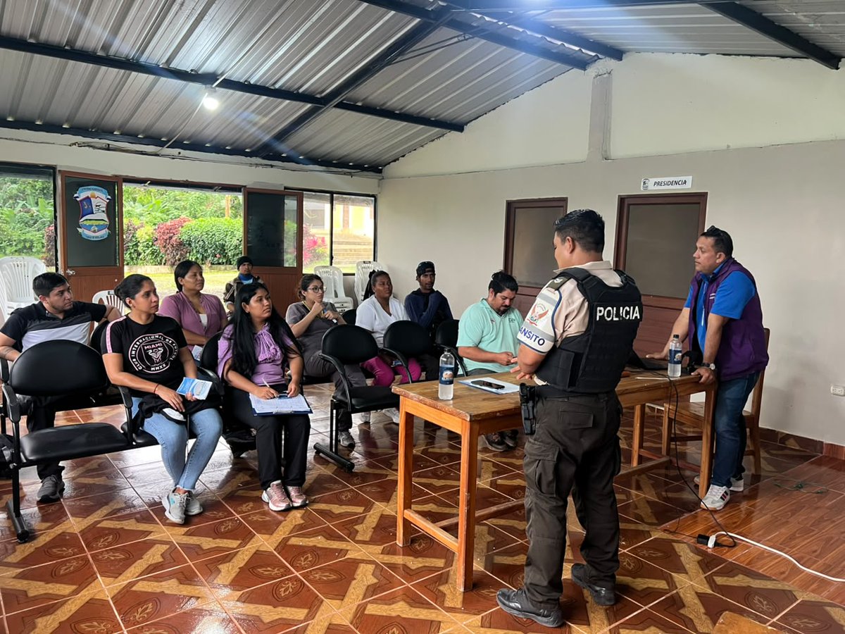 CGGalapagos's tweet photo. #Isabela | Desde la Intendencia General de Policía, en articulación con la @PoliciaEcuador, mantenemos un trabajo directo con la comunidad rural, fortaleciendo las acciones preventivas mediante educación y seguridad vial. https://t.co/CDVfMlevD3