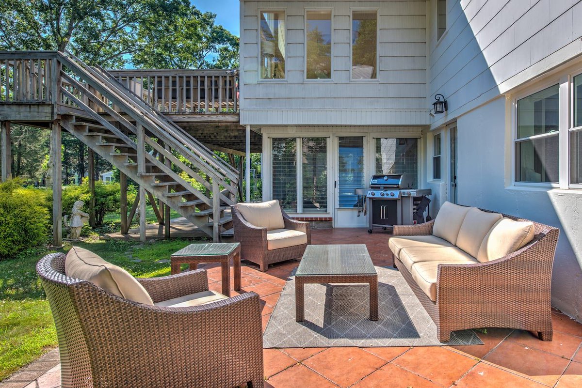 29watersedge's tweet photo. Two floors, two entrances. Each level of 29 Waters Edge has its own entrance, its own living room, and water views. Four bedrooms, six beds, up to nine guests. Bring the grandparents; they get their own floor.

Airbnb: https://t.co/LjKsjJD61v
DM for direct rates. https://t.co/umYjMhtkYe