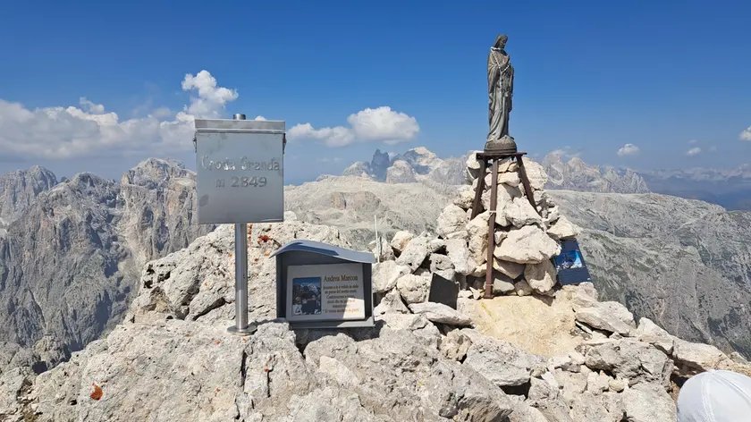 lechochretien's tweet photo. 🔴🇮🇹 𝗔𝗟𝗘𝗥𝗧𝗘 — À 2 849 m, au sommet de la Croda Granda, en Italie, une statue de la Vierge Marie, présente depuis les années 1980, a été DESCELLÉE puis JETÉE dans le vide.

Deux plaques à la mémoire de deux jeunes morts en montagne ont également été RETIRÉES. (Radio Più) https://t.co/eWBluHkpP7