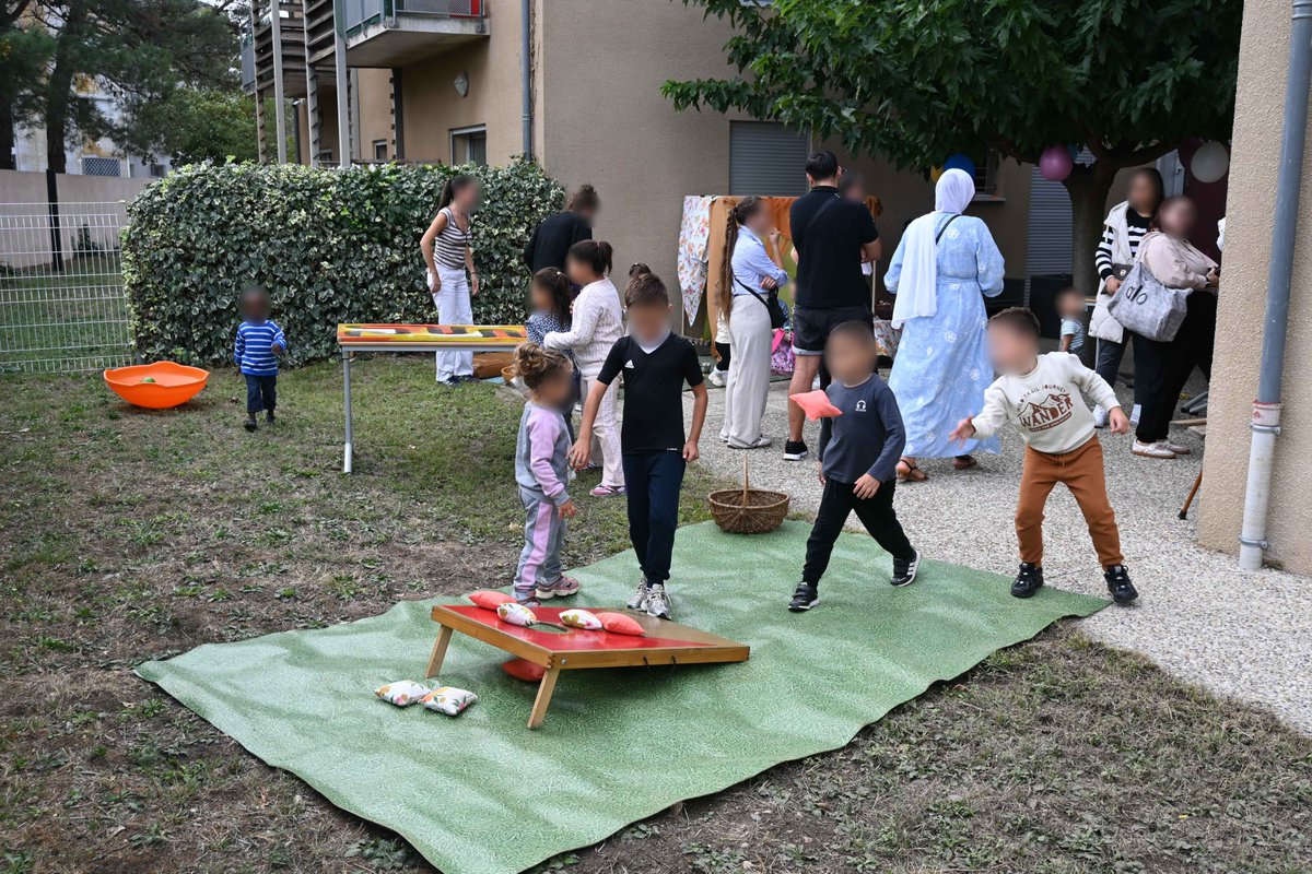 Prefet11's tweet photo. #Insertion l À Carcassonne, la micro-crèche "Le Temps des Possibles", portée par l'Association départementale pour le développement de l'insertion (Addi), accueille depuis 2016 les enfants de familles en situation de précarité ou en parcours d'insertion.
Avec dix places, une tarification adaptée et un accompagnement personnalisé, elle permet aux parents de lever le frein de la garde d'enfant pour reprendre un emploi ou une formation.
Ce 6 octobre, la structure a fêté ses dix ans. Mathieu Arfeuillère, directeur adjoint de la direction départementale de l'emploi, du travail, des solidarités et de la protection des populations de l'Aude, représentant le préfet de l'Aude, s'est rendu sur place. Il a été accueilli par la présidente de l'Addi, aux côtés de la directrice de la CAF, de la présidente du Conseil départemental de l’Aude, de la présidente de l'ADAFF, d'élus et d’institutionnels.
Il a souligné l'importance de ce dispositif qui concilie accueil de qualité, insertion et utilité sociale, et qui fait de la petite enfance un tremplin vers l'emploi et la qualification.