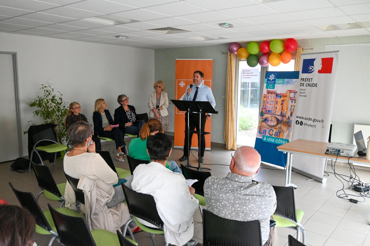 Prefet11's tweet photo. #Insertion l À Carcassonne, la micro-crèche "Le Temps des Possibles", portée par l'Association départementale pour le développement de l'insertion (Addi), accueille depuis 2016 les enfants de familles en situation de précarité ou en parcours d'insertion.
Avec dix places, une tarification adaptée et un accompagnement personnalisé, elle permet aux parents de lever le frein de la garde d'enfant pour reprendre un emploi ou une formation.
Ce 6 octobre, la structure a fêté ses dix ans. Mathieu Arfeuillère, directeur adjoint de la direction départementale de l'emploi, du travail, des solidarités et de la protection des populations de l'Aude, représentant le préfet de l'Aude, s'est rendu sur place. Il a été accueilli par la présidente de l'Addi, aux côtés de la directrice de la CAF, de la présidente du Conseil départemental de l’Aude, de la présidente de l'ADAFF, d'élus et d’institutionnels.
Il a souligné l'importance de ce dispositif qui concilie accueil de qualité, insertion et utilité sociale, et qui fait de la petite enfance un tremplin vers l'emploi et la qualification.