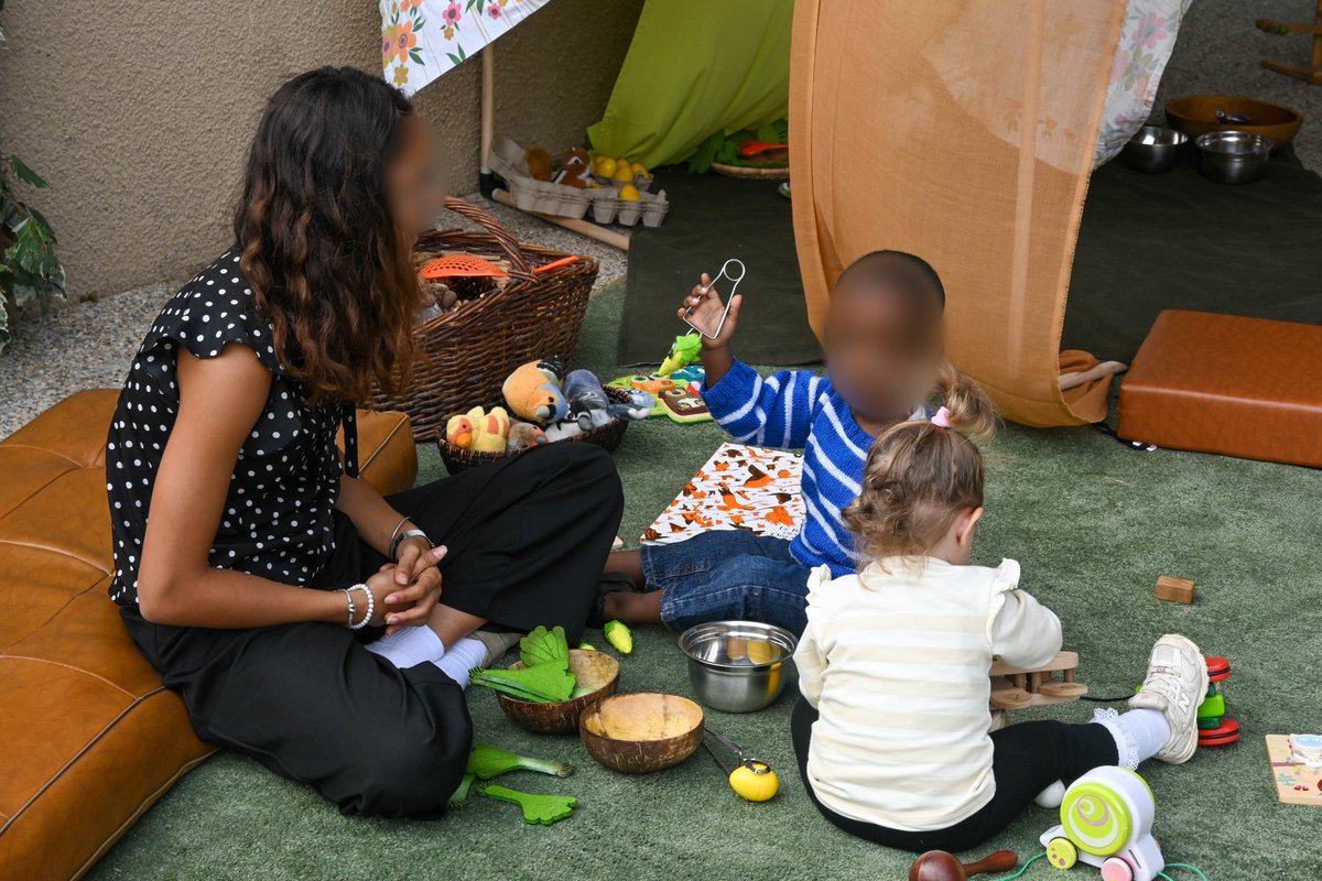 Prefet11's tweet photo. #Insertion l À Carcassonne, la micro-crèche "Le Temps des Possibles", portée par l'Association départementale pour le développement de l'insertion (Addi), accueille depuis 2016 les enfants de familles en situation de précarité ou en parcours d'insertion.
Avec dix places, une tarification adaptée et un accompagnement personnalisé, elle permet aux parents de lever le frein de la garde d'enfant pour reprendre un emploi ou une formation.
Ce 6 octobre, la structure a fêté ses dix ans. Mathieu Arfeuillère, directeur adjoint de la direction départementale de l'emploi, du travail, des solidarités et de la protection des populations de l'Aude, représentant le préfet de l'Aude, s'est rendu sur place. Il a été accueilli par la présidente de l'Addi, aux côtés de la directrice de la CAF, de la présidente du Conseil départemental de l’Aude, de la présidente de l'ADAFF, d'élus et d’institutionnels.
Il a souligné l'importance de ce dispositif qui concilie accueil de qualité, insertion et utilité sociale, et qui fait de la petite enfance un tremplin vers l'emploi et la qualification.