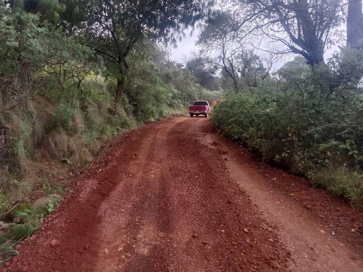 RiveraTrejoJuan's tweet photo. 🚜 ¡12 kilómetros más y seguimos avanzando hacia la meta de 760!
#Acción233 | El #MantenimientoMasivodeCaminos continúa avanzando por nuestras comunidades. Esta vez, el recorrido nos llevó desde #VentaAhumada, pasando por #CiénegaLarga, hasta llegar a #Teopan.
En este trayecto recuperamos 12 kilómetros más de caminos, beneficiando también a las comunidades de El Doce, Cerro de la Virgen, Agua Santa y Llano del Conejo. 🤝✨
Cada kilómetro representa mejores caminos, mayor conectividad y nuevas oportunidades para las familias de nuestras comunidades. ❤️
Kilómetro a kilómetro, seguimos avanzando con rumbo a los 760 kilómetros. 💪🚜
#Chignahuapan #MásTerritorioMenosEscritorio