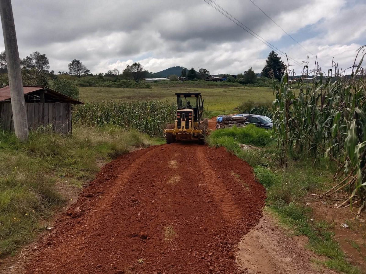 RiveraTrejoJuan's tweet photo. 🚜 ¡12 kilómetros más y seguimos avanzando hacia la meta de 760!
#Acción233 | El #MantenimientoMasivodeCaminos continúa avanzando por nuestras comunidades. Esta vez, el recorrido nos llevó desde #VentaAhumada, pasando por #CiénegaLarga, hasta llegar a #Teopan.
En este trayecto recuperamos 12 kilómetros más de caminos, beneficiando también a las comunidades de El Doce, Cerro de la Virgen, Agua Santa y Llano del Conejo. 🤝✨
Cada kilómetro representa mejores caminos, mayor conectividad y nuevas oportunidades para las familias de nuestras comunidades. ❤️
Kilómetro a kilómetro, seguimos avanzando con rumbo a los 760 kilómetros. 💪🚜
#Chignahuapan #MásTerritorioMenosEscritorio
