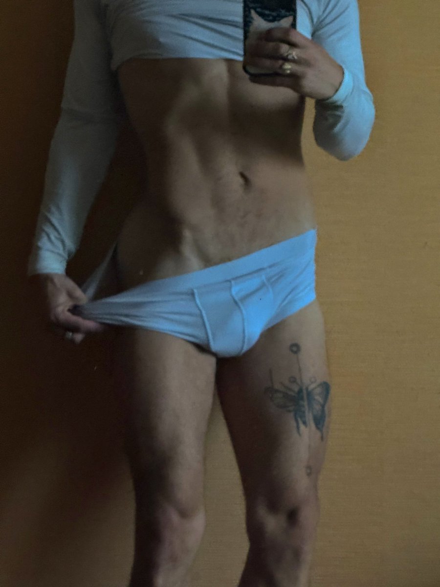 MMarkasXXX's tweet photo. white party https://t.co/LBHZHWm7lc