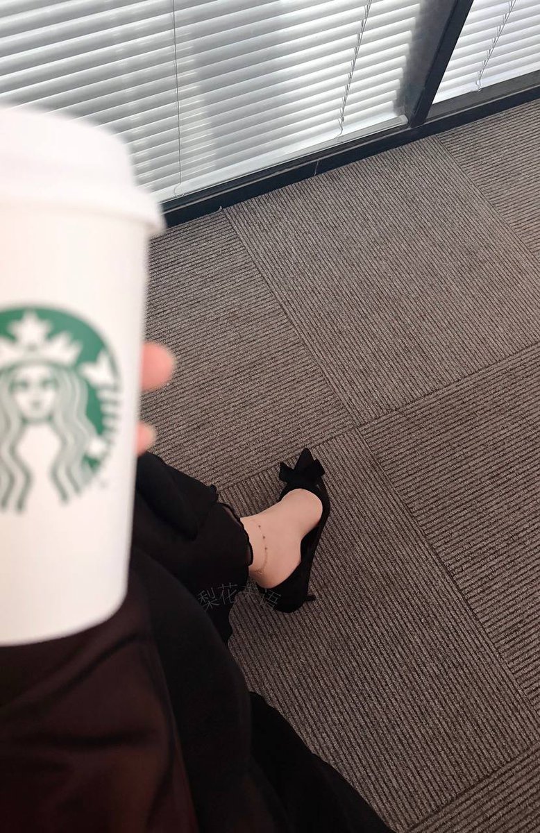 CoastalNotes_7's tweet photo. ootd i guess 👠☕ https://t.co/exN6lupIu6