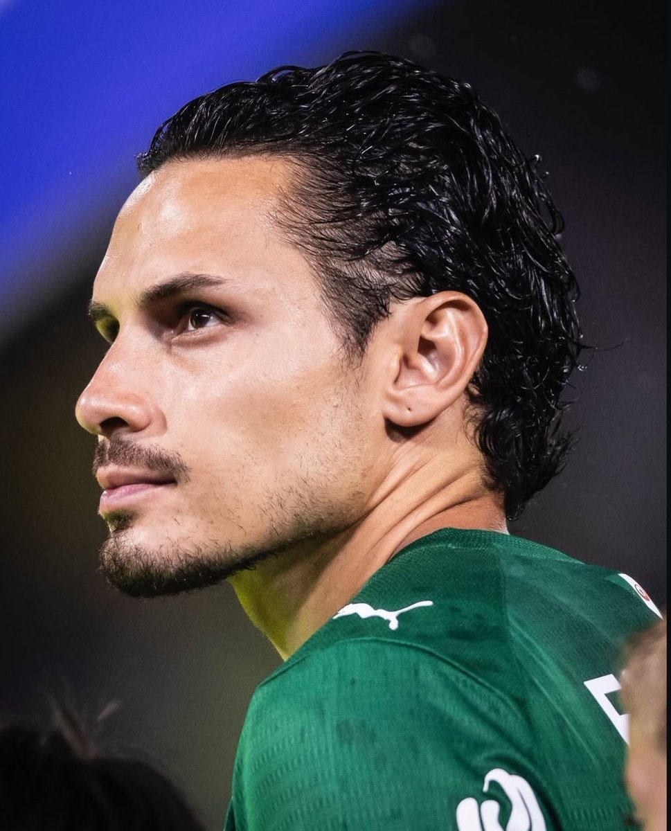 Verdao_infos's tweet photo. 🚨 URGENTE!

Palmeiras conta com retorno de Raphael Veiga para temporada 2027.

O jogador está nos planos da comissão técnica e da cúpula palestina para a próxima temporada. 

O camisa 23, por sua vez, já sinalizou o desejo de retornar ao clube e reconquistar seu espaço no elenco.

Contudo, apesar do interesse de ambas as partes, o América-MEX havia sinalizado, inicialmente, a intenção de acionar a cláusula de compra e firmar um vínculo definitivo com o ídolo palmeirense.

O Palmeiras ainda não foi comunicado sobre uma definição oficial e aguarda uma sinalização até a primeira metade de dezembro, prazo estipulado em contrato.

🗞️ @onossopalestra | @Infos_palestra 
📸 Léo Sguaçabia