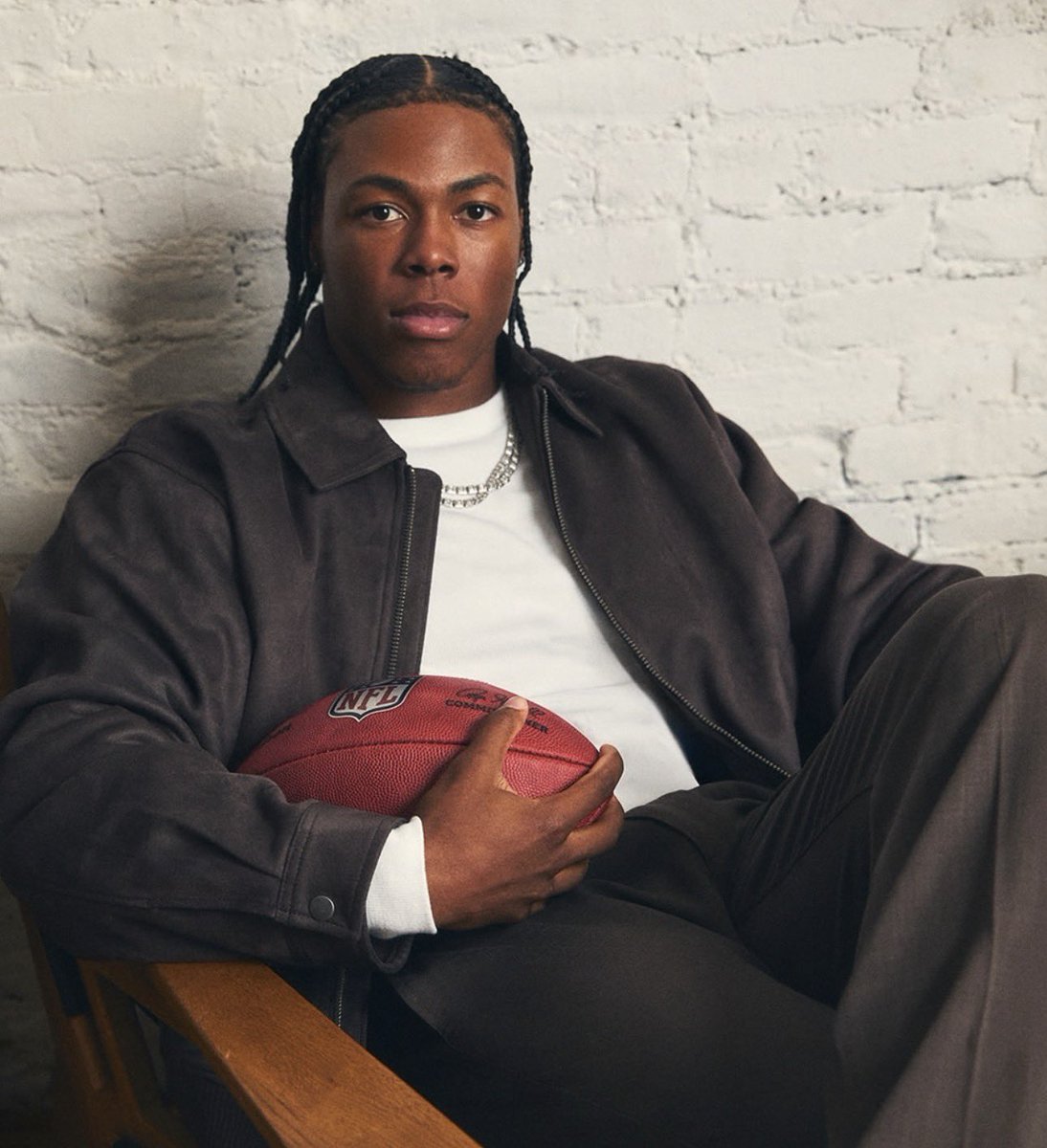 the_det_times's tweet photo. Lions RB Jahmyr Gibbs is now partnered with the Abercrombie clothing brand 🔥

(via @Abercrombie) https://t.co/BzLq3ZXgNt