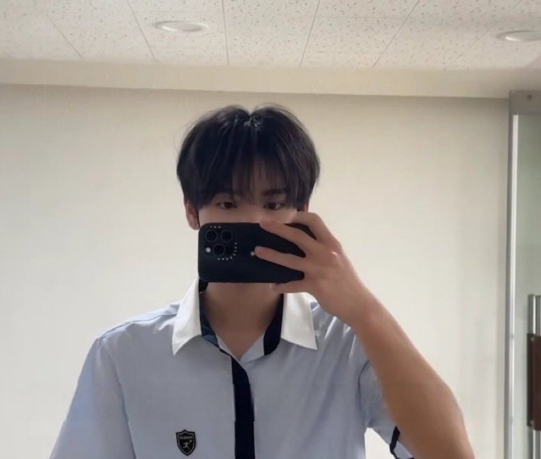 gyu_yu_day's tweet photo. 고등학생으로 돌아가주시면 안될까요… 교복 입은 모습 더 보구 싶은데 #한유진 https://t.co/H5w2uBooOG
