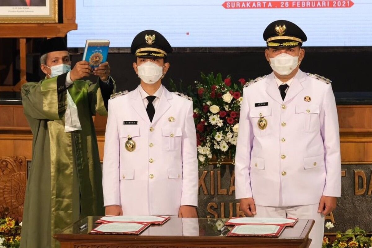 indepenSumatera's tweet photo. Walikota solo priode 2021-2024 dinyatakan TIDAK TAMAT SEKOLAH SMA 

Apakah artinya WALIKOTA SOLO yang menjabat saat itu ILEGAL?

Luar biasa sekali kejahatan keluar mereka ini. Dajjal aja gak kepikiran skenario picik seperti ini https://t.co/Y1qu4v5ona