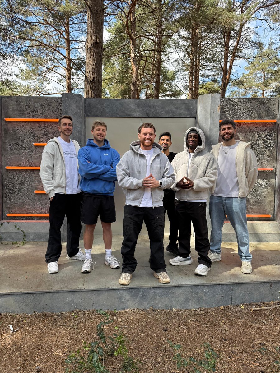 Sidemen's tweet photo. Thank you guys, honestly it means the world! 🧡

This week of Outside has been absolutely INSANE!! https://t.co/LgD1G0ZH0A