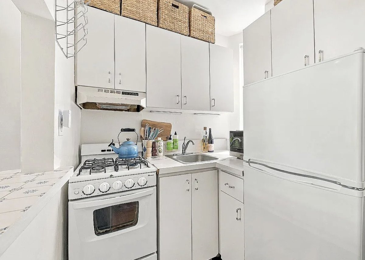 UESHomesGuide's tweet photo. PRICE CUT ALERT 🚨 Now $318,000 (just dropped $57K!)   Quiet 1BD co-op in Yorkville, NYC featuring 9ft ceilings, tree views &amp; pre-war charm!   

📍 521 E 81st St #3D
🌳 Near Carl Schurz Park &amp; Q train
🐾 Pets, pied-à-terres &amp; day-one subletting allowed https://t.co/QBkB1afjqx