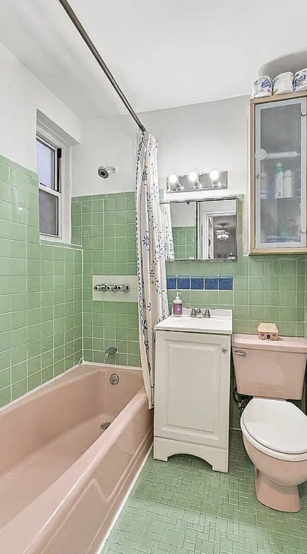 UESHomesGuide's tweet photo. PRICE CUT ALERT 🚨 Now $318,000 (just dropped $57K!)   Quiet 1BD co-op in Yorkville, NYC featuring 9ft ceilings, tree views &amp; pre-war charm!   

📍 521 E 81st St #3D
🌳 Near Carl Schurz Park &amp; Q train
🐾 Pets, pied-à-terres &amp; day-one subletting allowed https://t.co/QBkB1afjqx