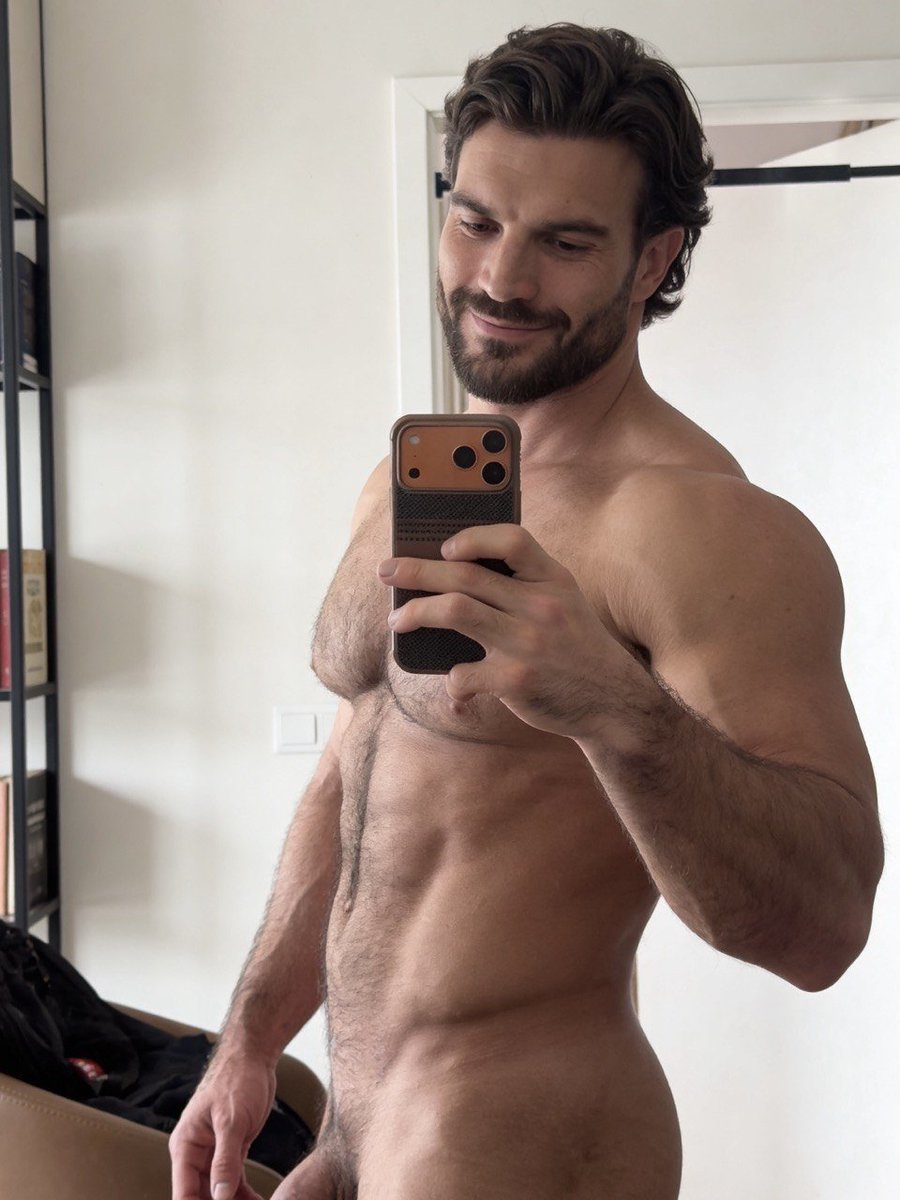 xbramReed's tweet photo. I wonder what your imagination is doing right now… picturing me pinning you down 😏 https://t.co/b1YsY7WuGc
