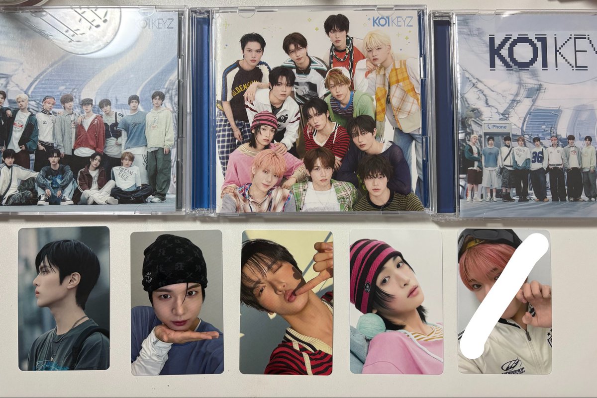 4_qv972's tweet photo. KO1KEYZ 1st SINGLE DEBUT SINGLE  封入トレカ 交換

【譲】画像1枚���
小野、シヨン、柳谷、安部

【求】画像2枚目💖>🩷
飯塚、矢田、小野

なるべく同種希望ですが異種も検討します！

同日郵送希望です📮
お気軽にリプまたはＤＭください☺️ https://t.co/KFgqAFVlJY
