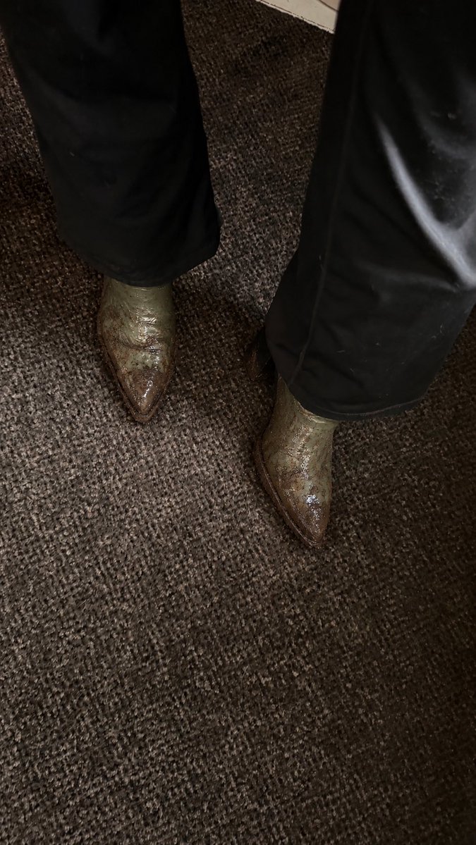 MissPoppyRopes's tweet photo. Evening, 

Wie maakt mijn vunzige schoenen schoon? Ik heb lekker gewandeld en ze zijn modderig.

Maak ze goed schoon, voor Mommy. https://t.co/89TcWVWeSE