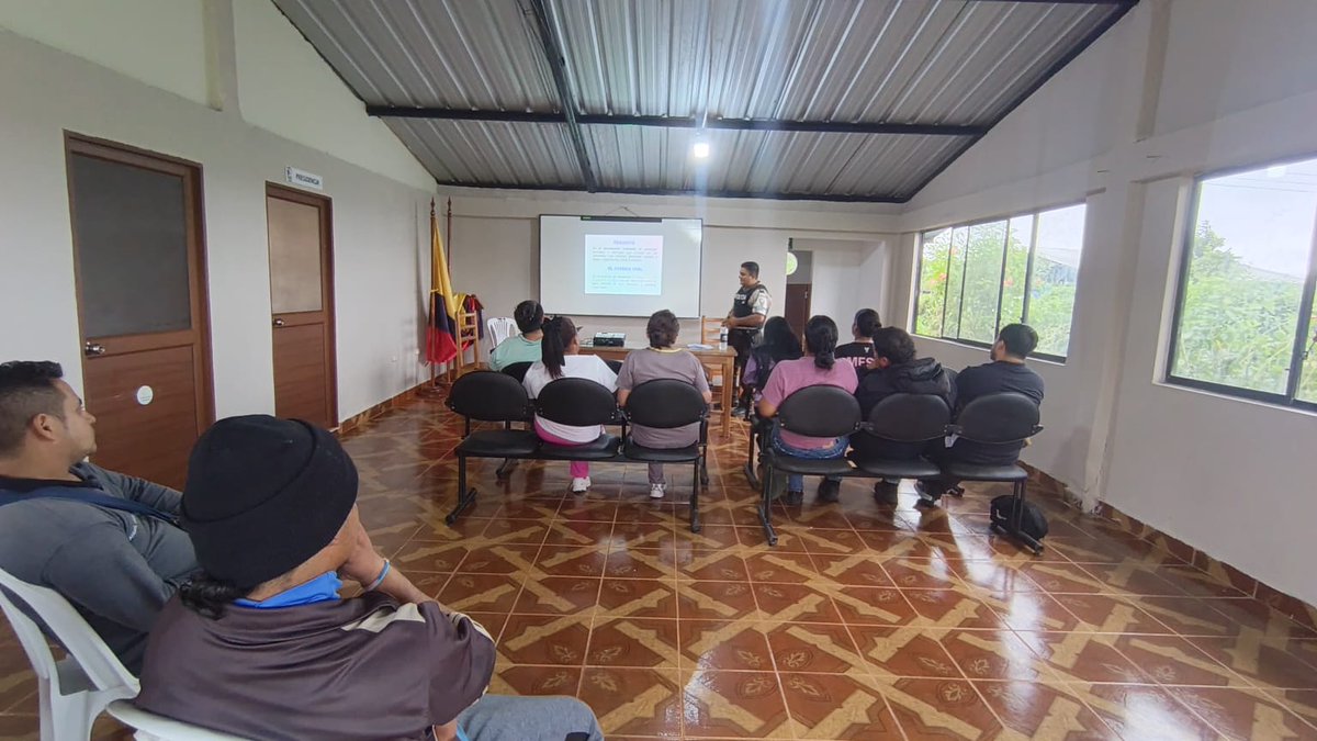 CGGalapagos's tweet photo. 🧵El Gobierno de #ElNuevoEcuador impulsa acciones de prevención y concienciación para contribuir a una movilidad más segura en la zona rural de Isabela. https://t.co/yXAe9rhMjl