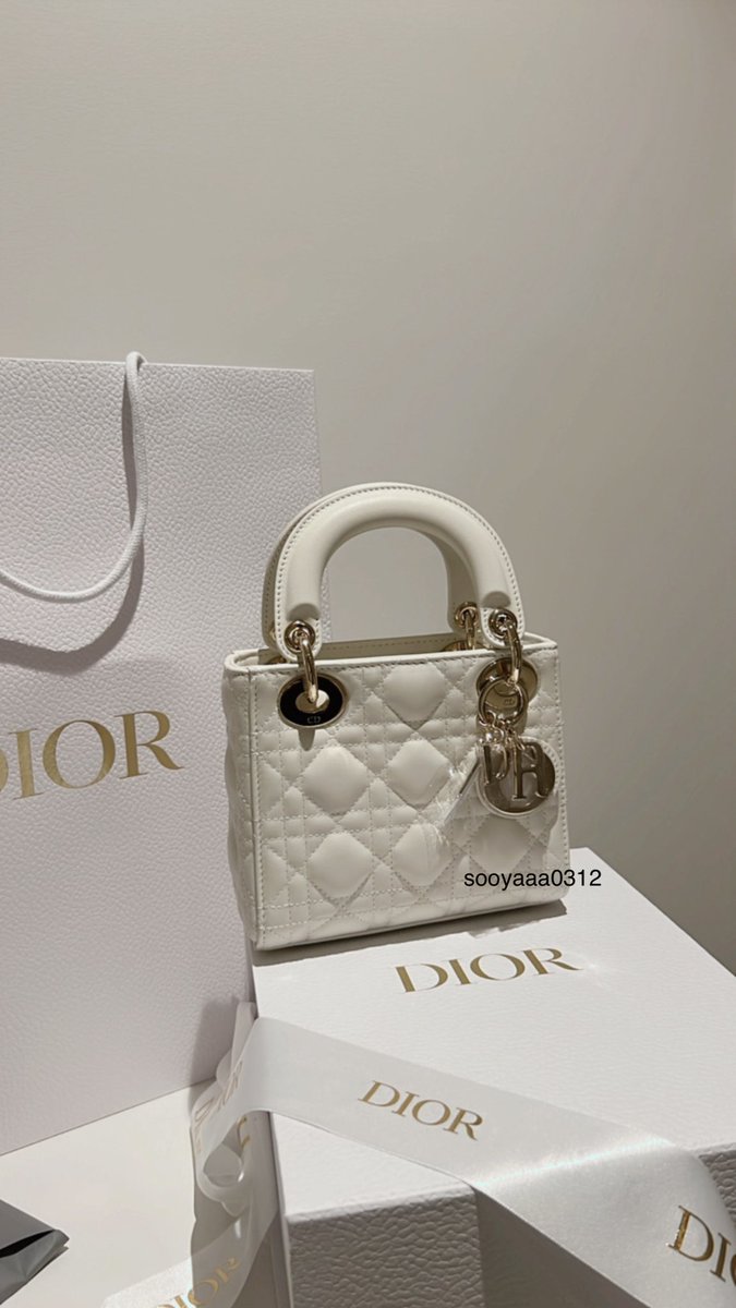 sooyaaa0312's tweet photo. We show love the Jisoo way, by buying what she endorses.
#Jisoo 

@Dior @Cartier @aloyoga https://t.co/MuYmaQAKmr