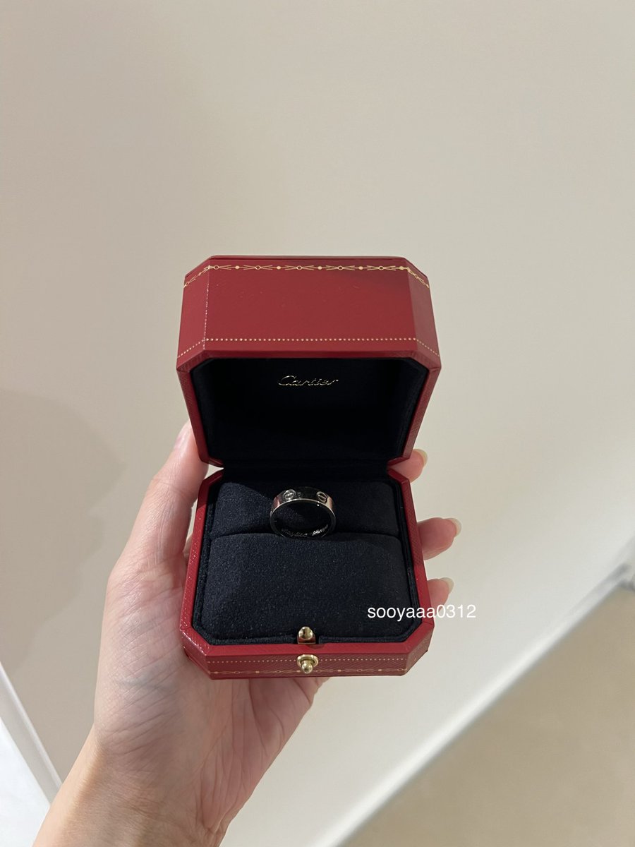 sooyaaa0312's tweet photo. We show love the Jisoo way, by buying what she endorses.
#Jisoo 

@Dior @Cartier @aloyoga https://t.co/MuYmaQAKmr