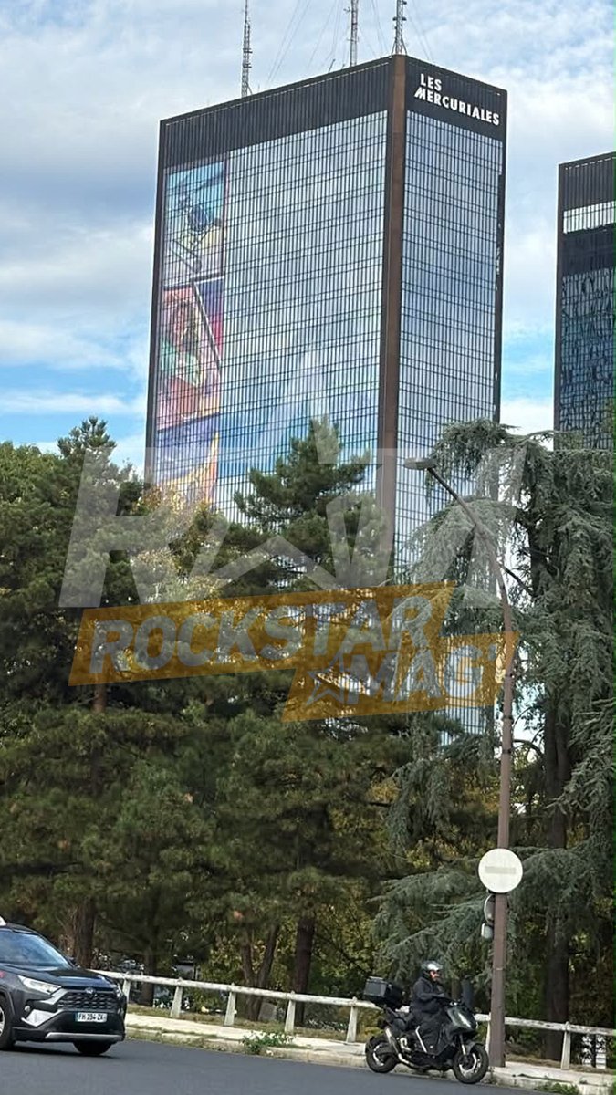 Rockstar_Mag's tweet photo. GTA 6 arrive en FRANCE 🇫🇷

La com’ et le marketing se préparent. Une gigantesque publicité commence à être installée sur un bâtiment au bord du périphérique dans le 93 !

On parlerait actuellement de la plus grosse pub déployée à cette heure pour la com' de GTA 6 (175 mètres). https://t.co/IuFfl3xfHv
