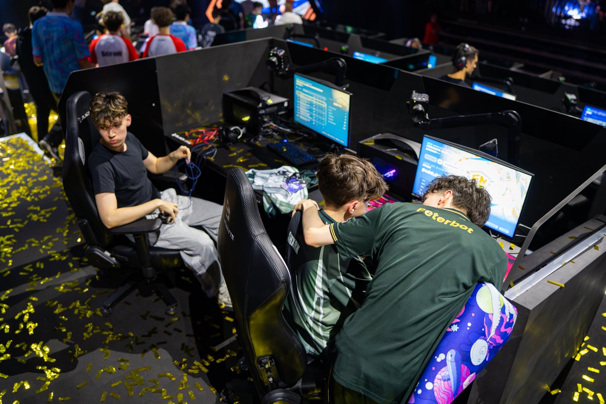 419twizzz's tweet photo. A closer look at Peterbot comforting Shxrk after losing his Globals by 2 points 😔 https://t.co/FMzgmGbOOa
