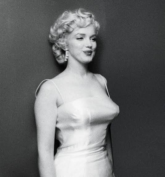 bisoumagi's tweet photo. At the bare minimum we need bullet bras back https://t.co/1rKItD3xc2
