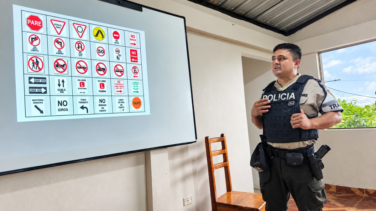CGGalapagos's tweet photo. 🧵En la parroquia Tomás de Berlanga se desarrolló una jornada de socialización sobre normas de tránsito, promoviendo el uso del casco, el respeto a la normativa y una conducción responsable, especialmente ante las condiciones de lluvia. https://t.co/msHRJqRvLF