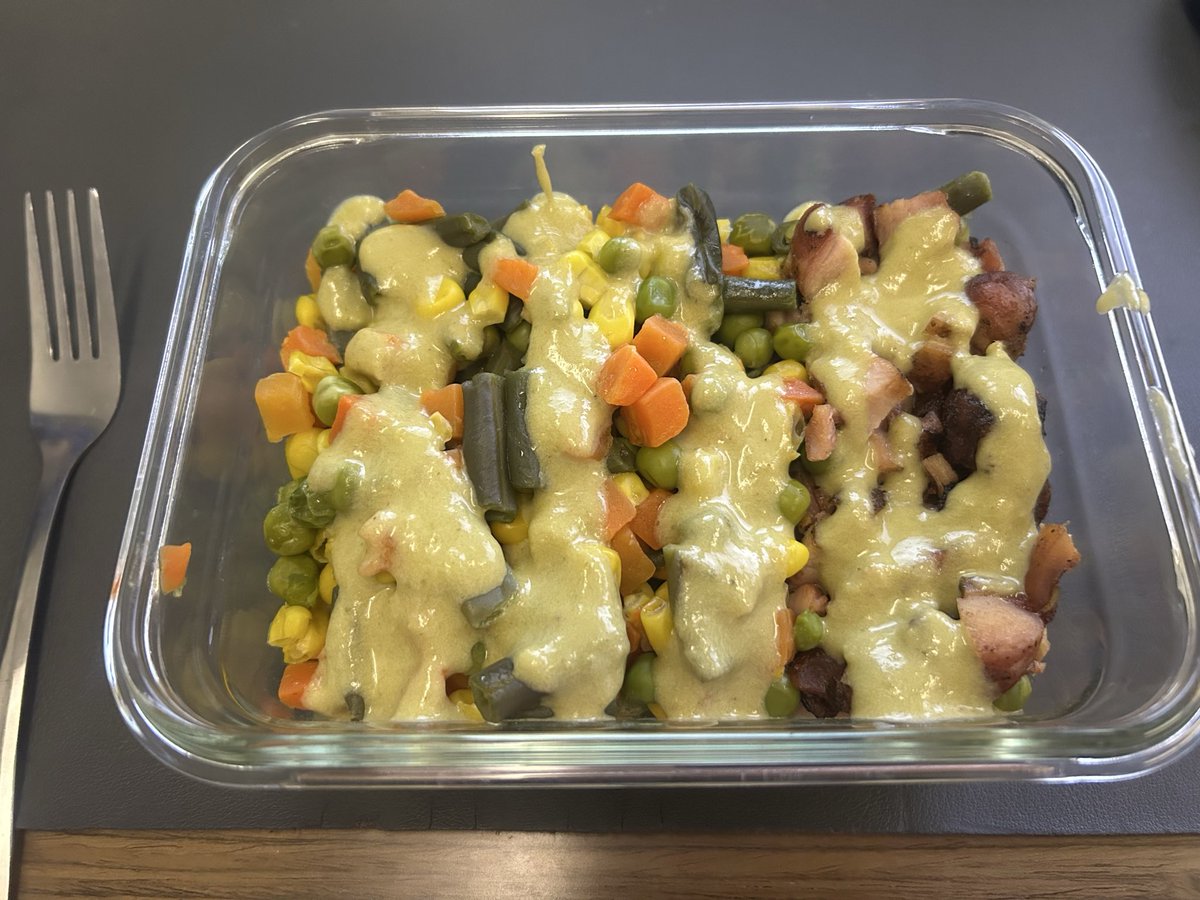 brisketdad0624's tweet photo. Smoked chicken, mixed veggies, and a drizzle of creamy avocado sauce.

Eating healthy doesn’t have to mean eating boring food. High protein, plenty of veggies, and actually tastes good.

#weightlossjourney #highprotein #healthyeating https://t.co/5YQBzv4MWm