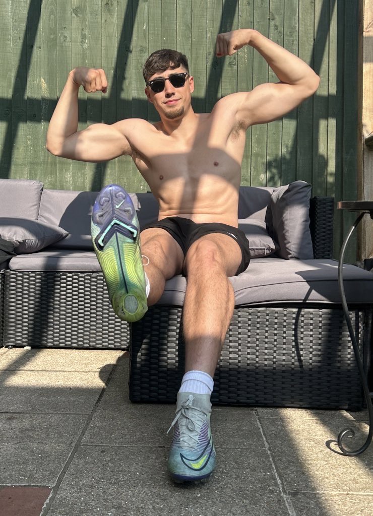 Findom_Jj's tweet photo. I’d force you to clean my footy boots with your tongue 👅 😈 https://t.co/0nSFqUtSPv