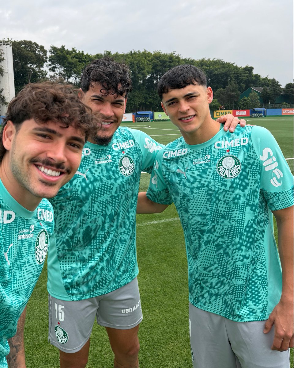 Palmeiras's tweet photo. Selfie dos meus paraguaios, que se reapresentaram hoje na Academia de Futebol! 🤳🇵🇾 https://t.co/u2nwiA5RbA