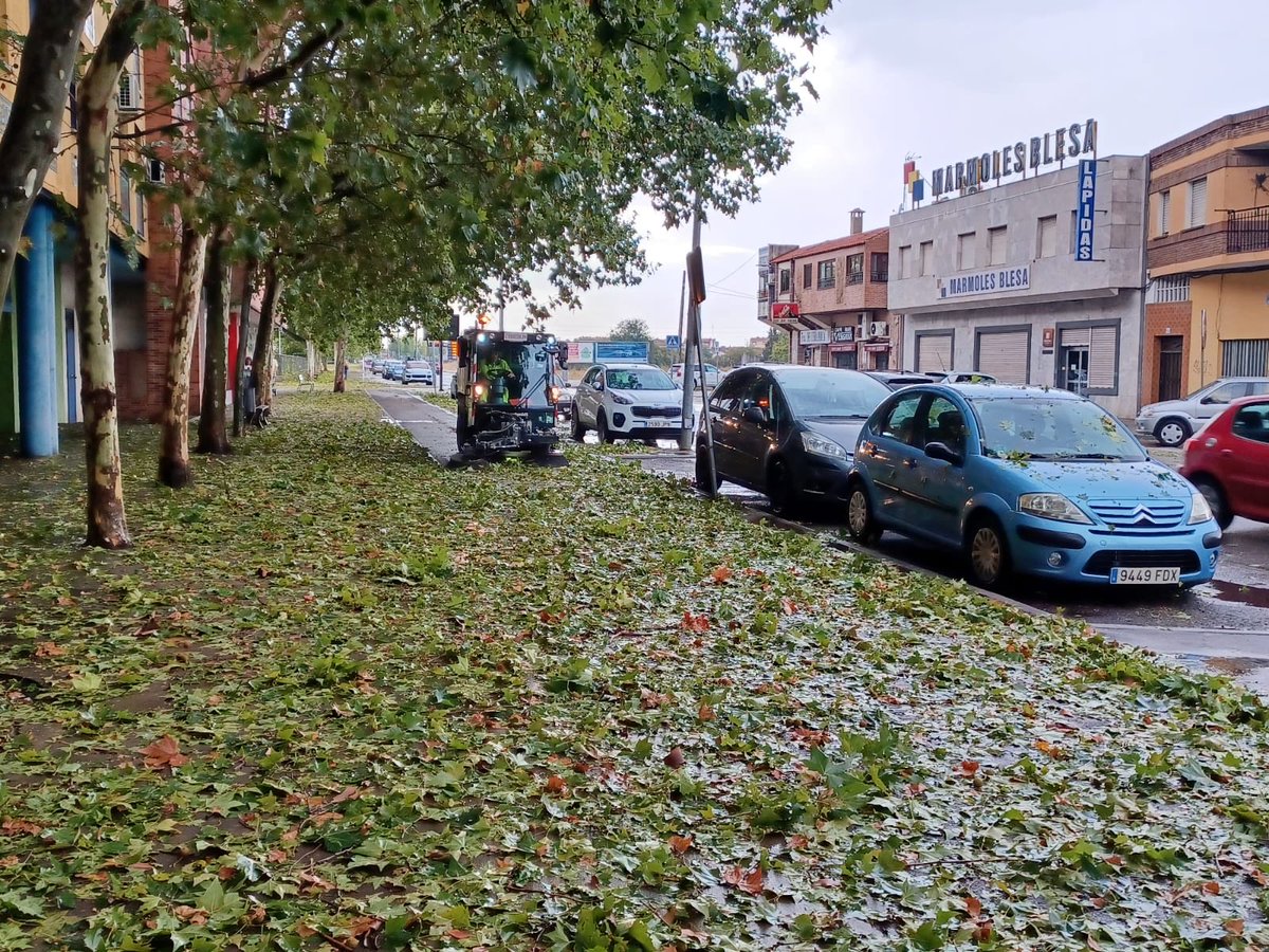 JJulianjotable's tweet photo. Después de la tromba de agua y granizo, los servicios del ayuntamiento y las empresas contratadas se han puesto en marcha para ayudar a recuperar la normalidad en Talavera. https://t.co/zE4OFHXiuk