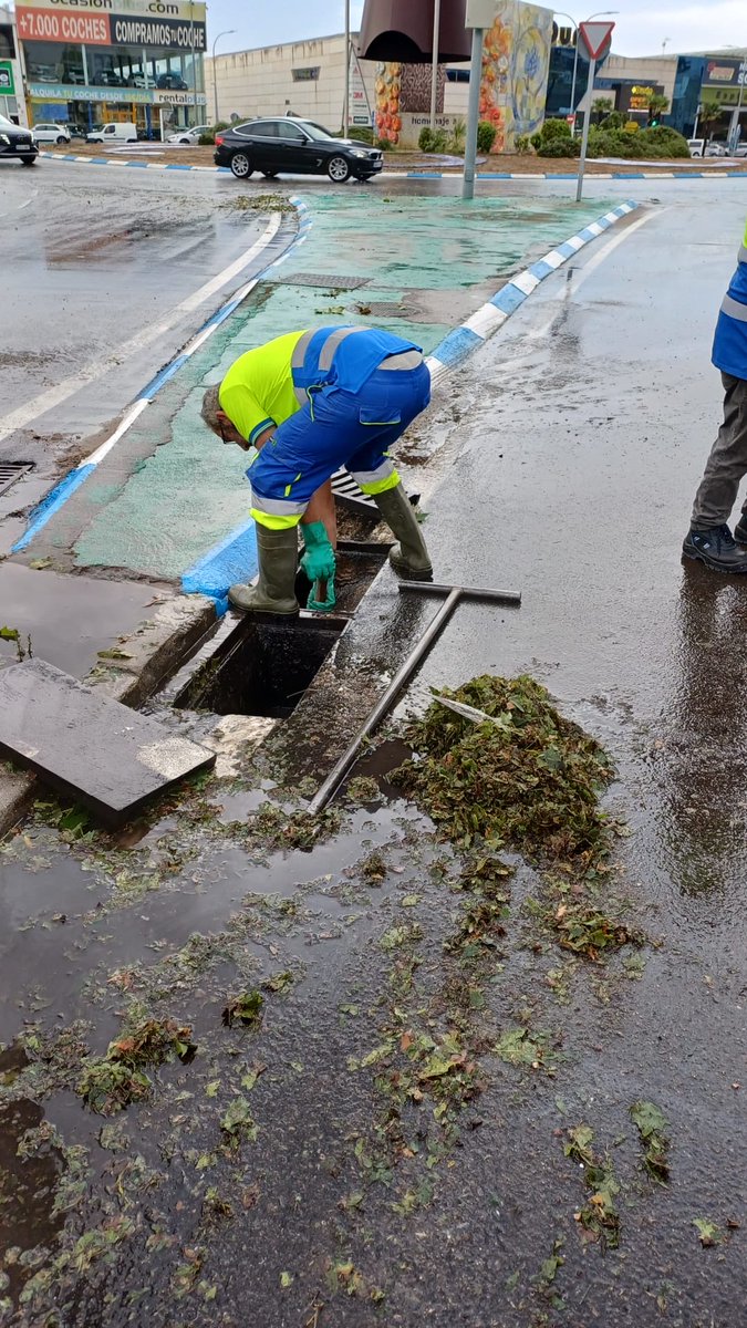 JJulianjotable's tweet photo. Después de la tromba de agua y granizo, los servicios del ayuntamiento y las empresas contratadas se han puesto en marcha para ayudar a recuperar la normalidad en Talavera. https://t.co/zE4OFHXiuk